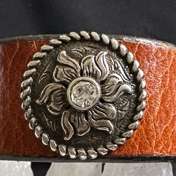 Leather EUC snap bracelet with silvertone medallion and CZ center stone - Picture 2 of 8